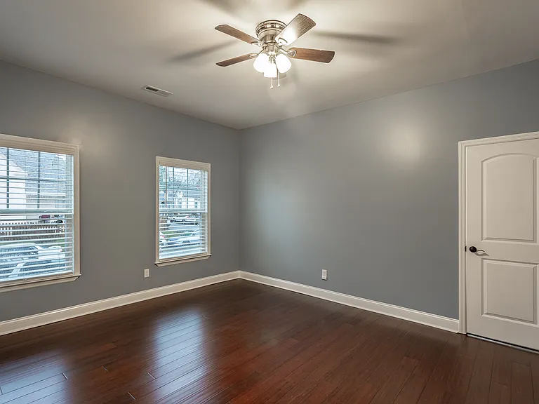 1553 Kirby Ave — Photo 9
