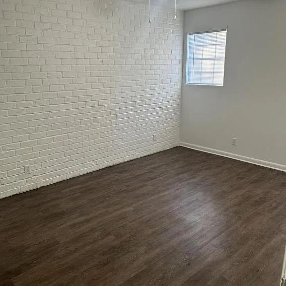 710 W McNeese St — Photo 8