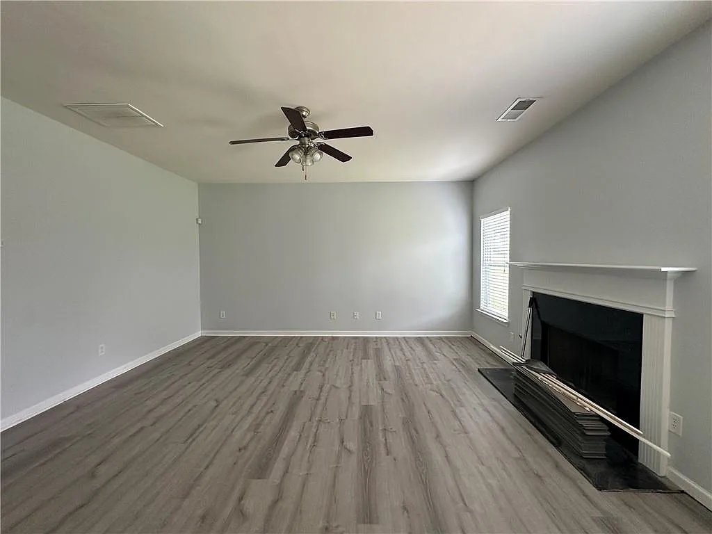 5 bed, 2.5 bath, 2696 sqft, $2,700 — Photo 2