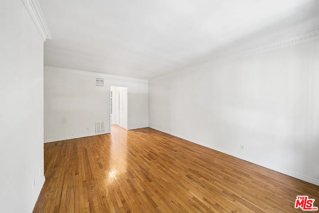 1 bed, 1.0 bath, 700 sqft, $2,100 — Photo 2