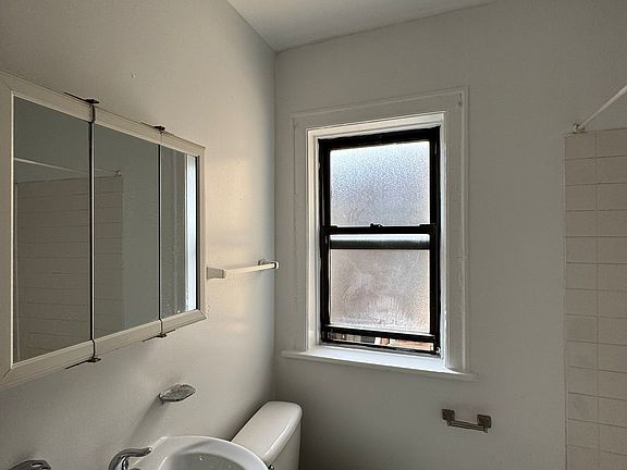 4th image of 2417 W Sunnyside Ave #1