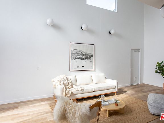 4th image of 2235 Carlyle Pl