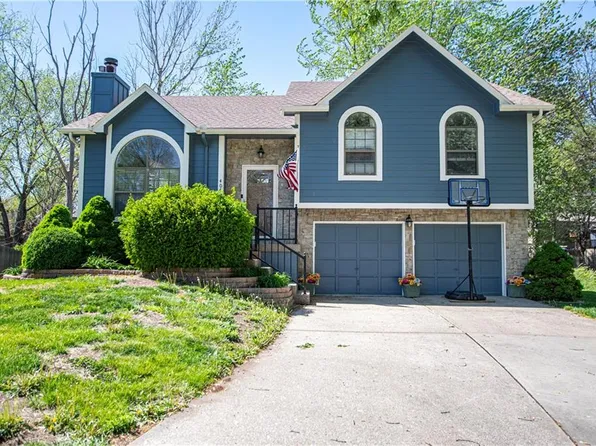 404 SE Topaz Dr, Lees Summit, MO 64063