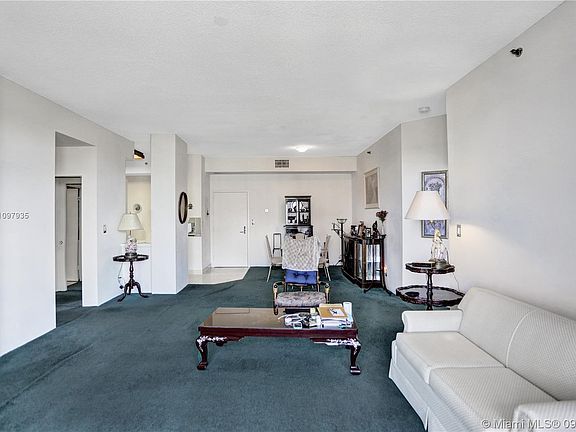 3rd image of 3600 Mystic Pointe Dr #Penthouse 09