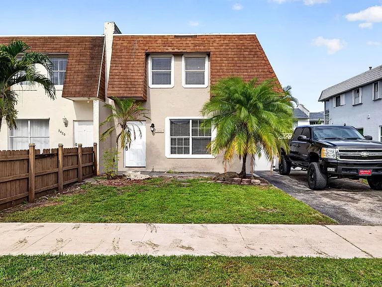 5424 SW 44th Ter — Photo 2