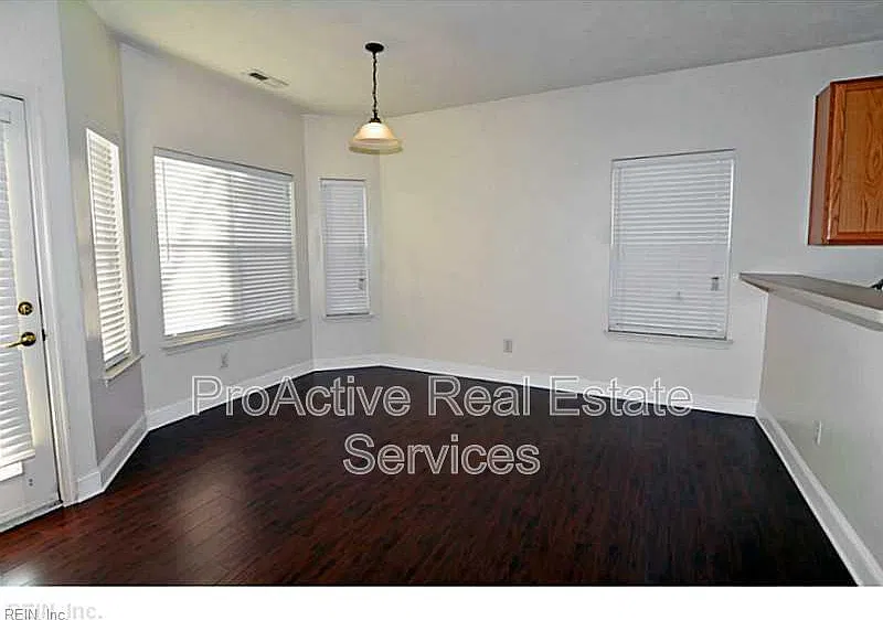 3 bed, 2.5 bath, 2008 sqft, $2,800 — Photo 3