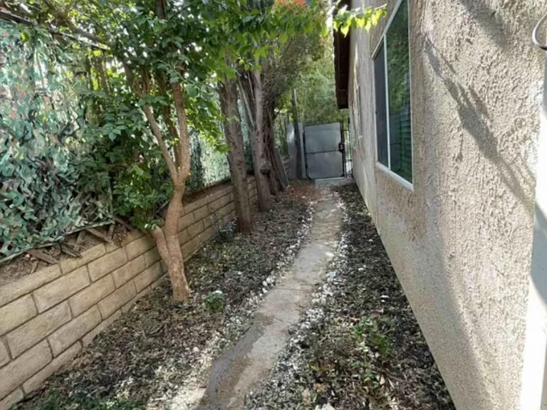 12802 Woodley Ave — Photo 11