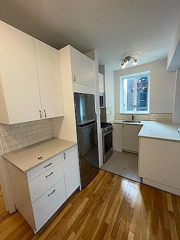 1st image of 200 W 20th St APT 915
