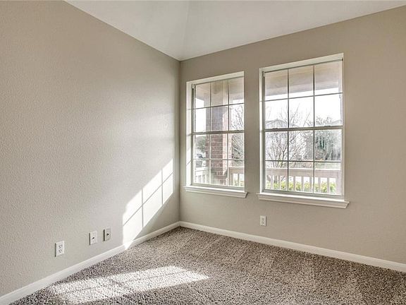 4th image of 215 Tolcarne Dr