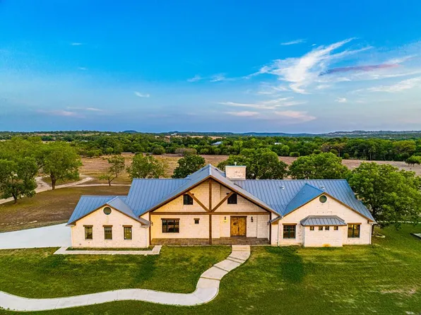 663 China St, Center Pt, TX 78010