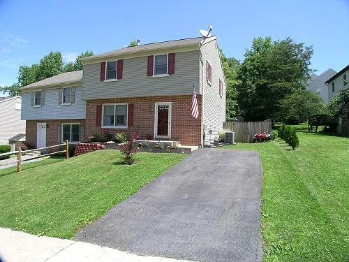 219 Hampton Dr photo 1