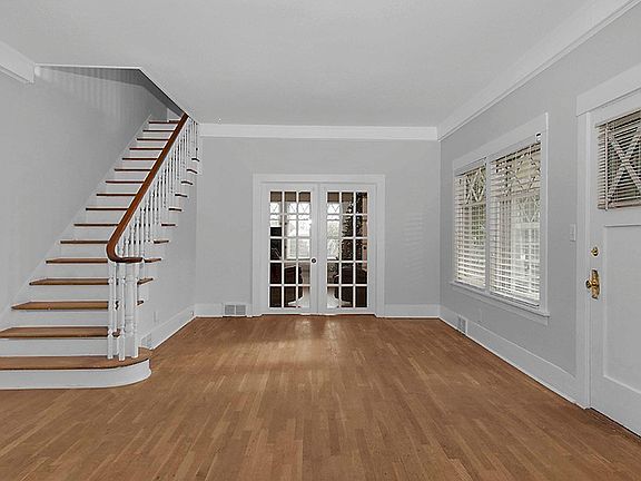 5th image of 901 W Pioneer