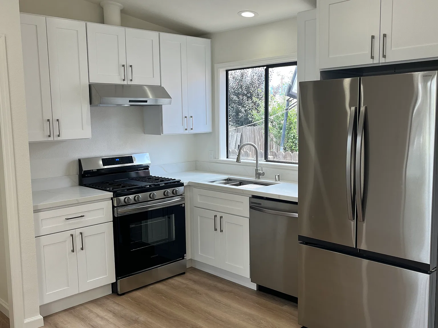 3 bed, 937 sqft, $3,650 — Photo 3