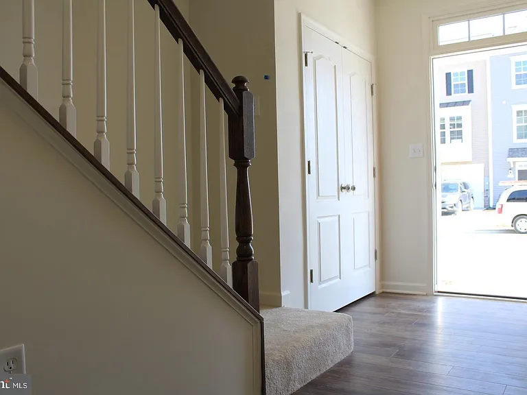 130 Metcalf Ter — Photo 3