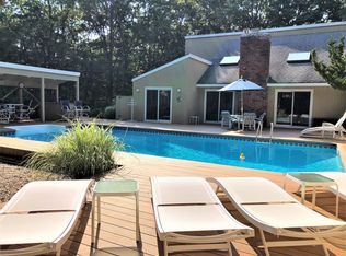 1 Indian Pipe Dr, Quogue, NY 11959