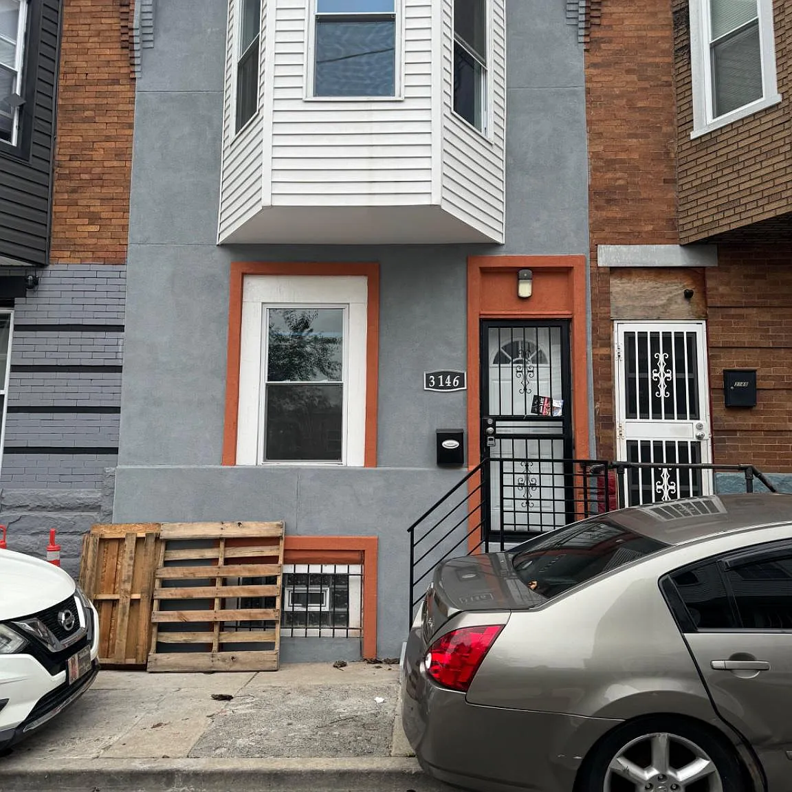 3 bed, 1.0 bath, 1064 sqft, $1,300 — Photo 1