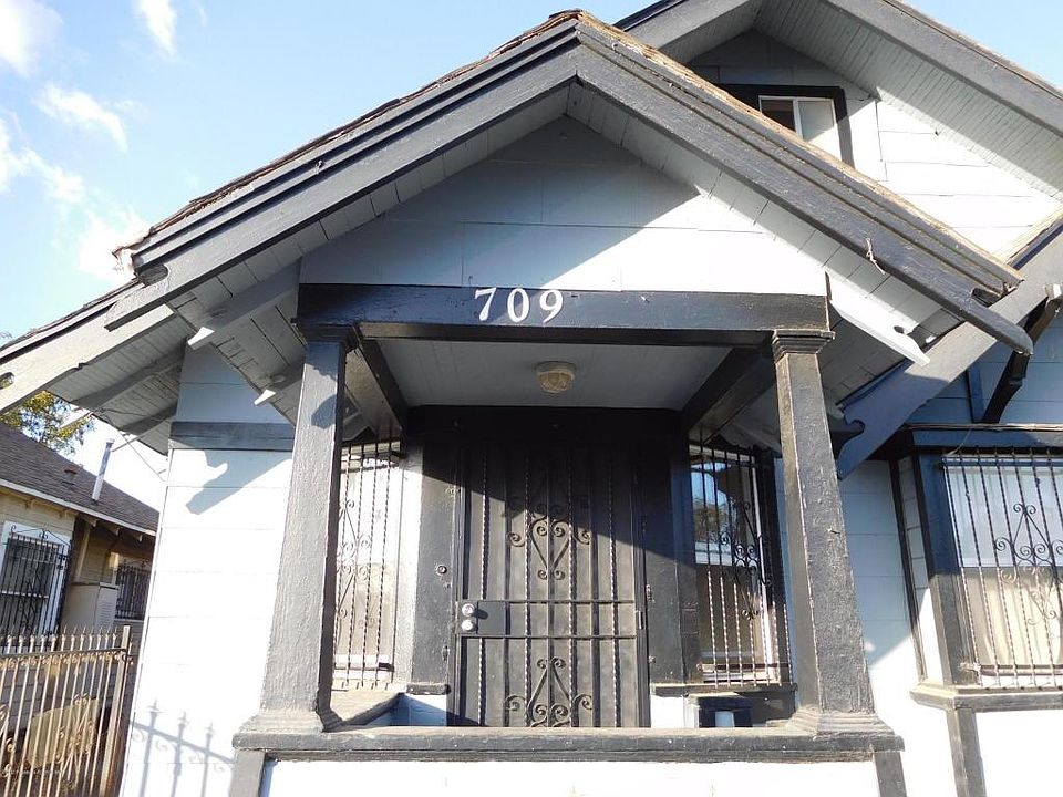 1st image of 709 W 43rd St