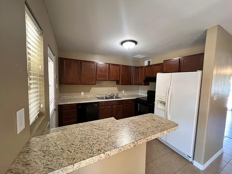 5906 Aspen Ave NE — Photo 3