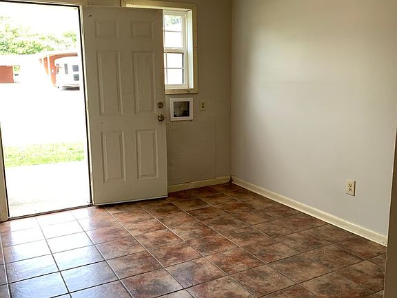 5th image of 601 Stratford Dr #2