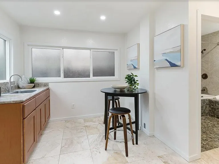 211 Grant St — Photo 4