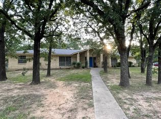 200 Woodlawn Dr, Keene, TX 76059