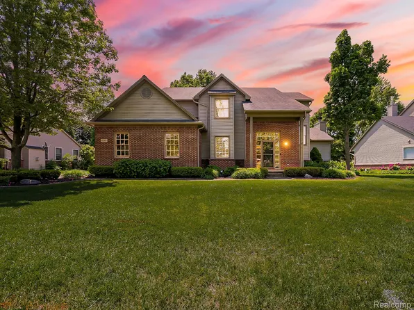 8595 Eastway Dr, White Lake, MI 48386