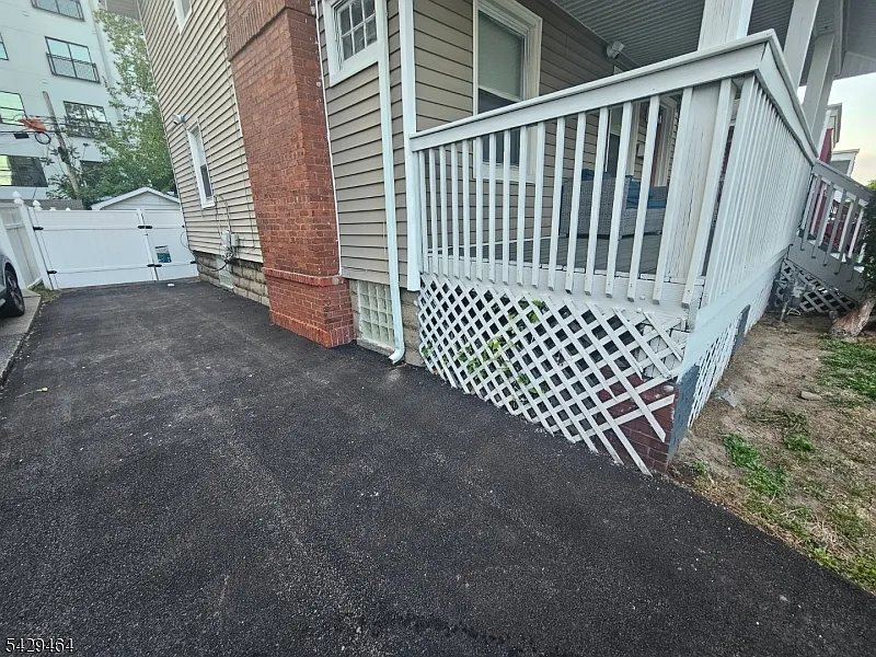 Building Photo - 271 N Maple Ave