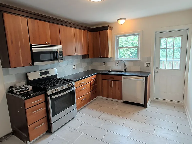 234 Plymouth Ave — Photo 2