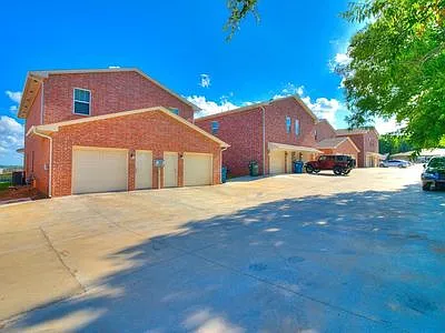 1265 E Main St — Photo 11