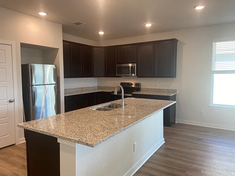 909 James Parker Cir — Photo 6