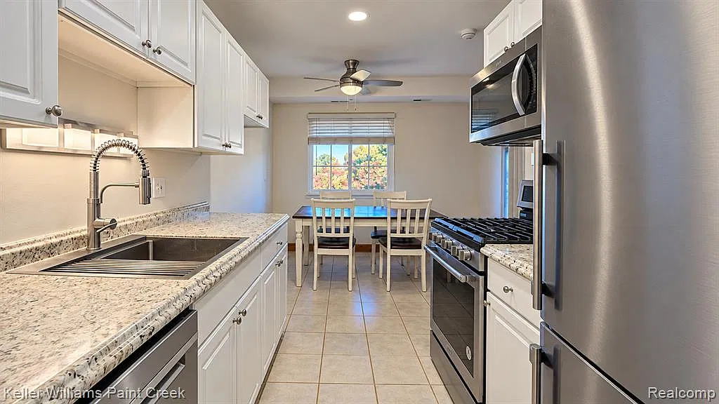 2 bed, 1.5 bath, 923 sqft, $1,400 — Photo 4