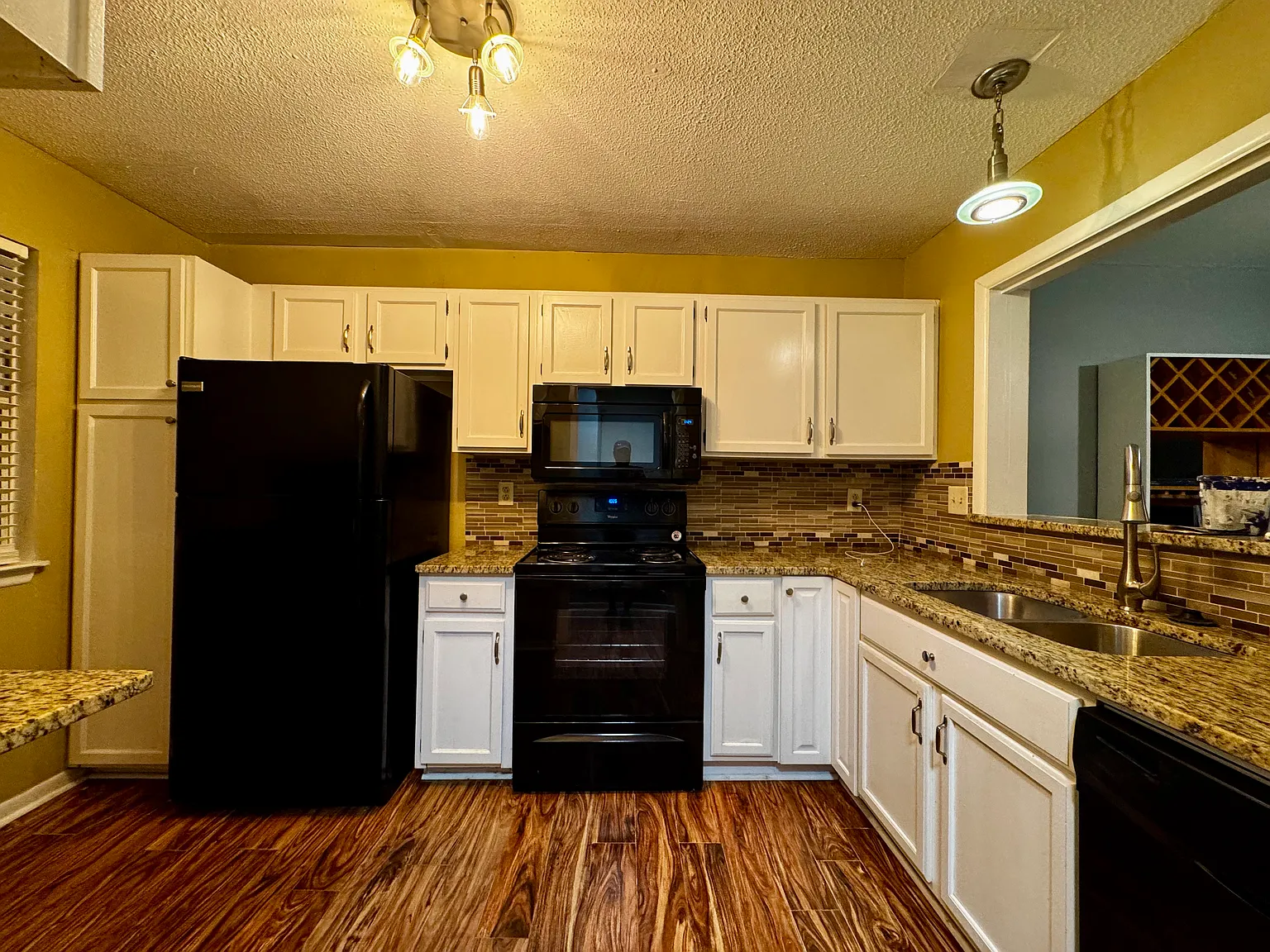 2 bed, 1050 sqft, $1,650 — Photo 1