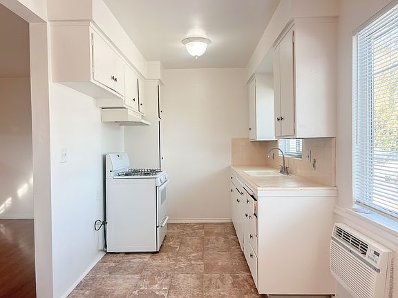 5th image of 2426 N Buena Vista St #2426E1