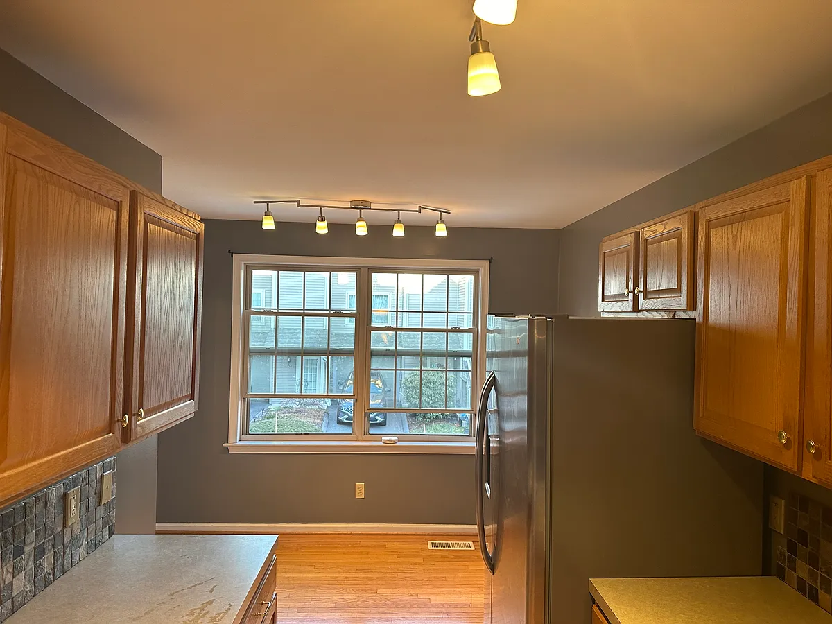 Kitchen - 19 Hawthorne Dr #124