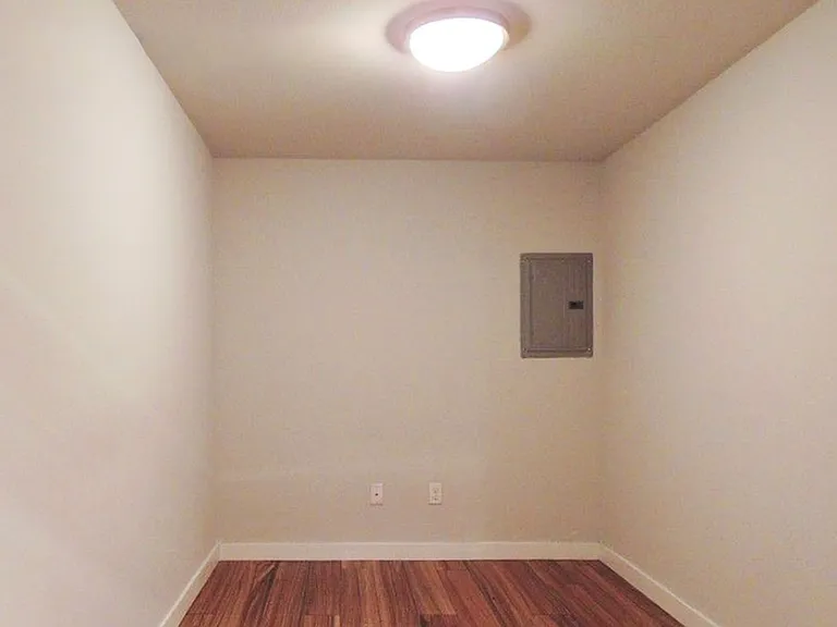 6408 Phinney - Located at the top of Phinney Ridge — Photo 23