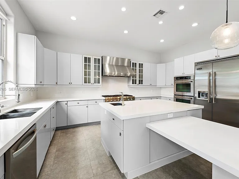 552 Palm Dr — Photo 16