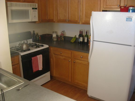 3rd image of 2432 N Marshfield Ave #G