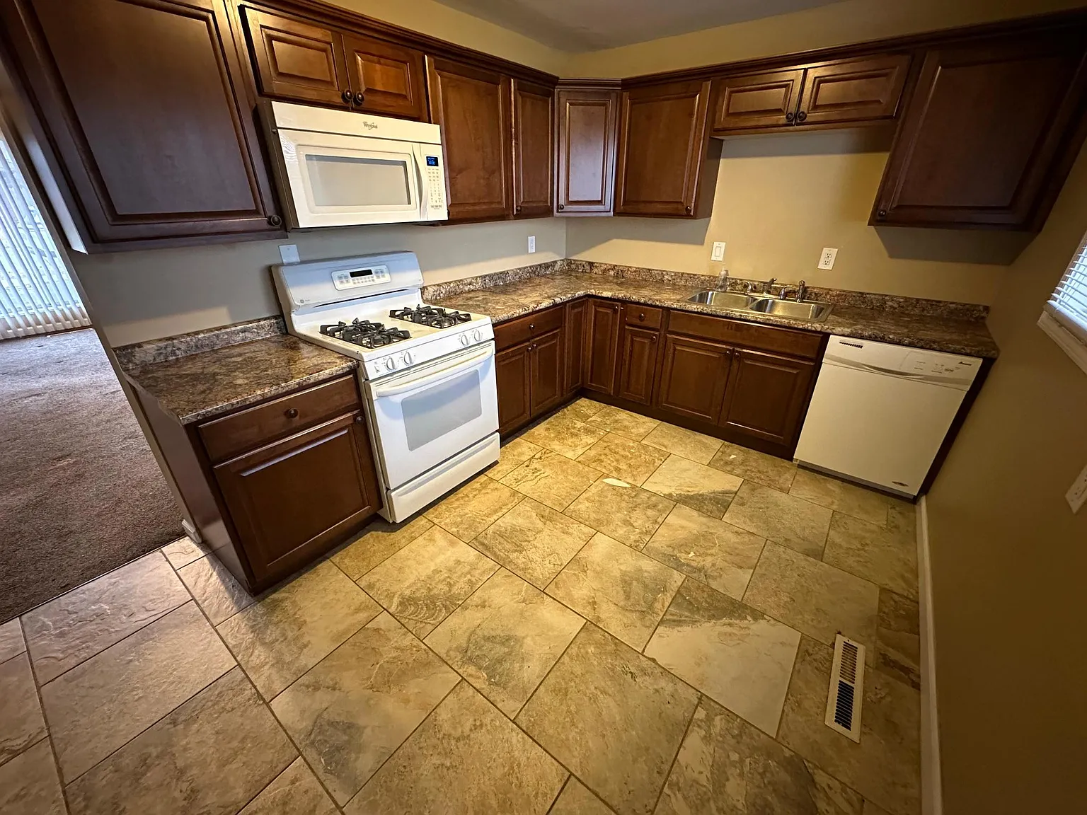 3 bed, 1.5 bath, 1212 sqft, $1,600 — Photo 4