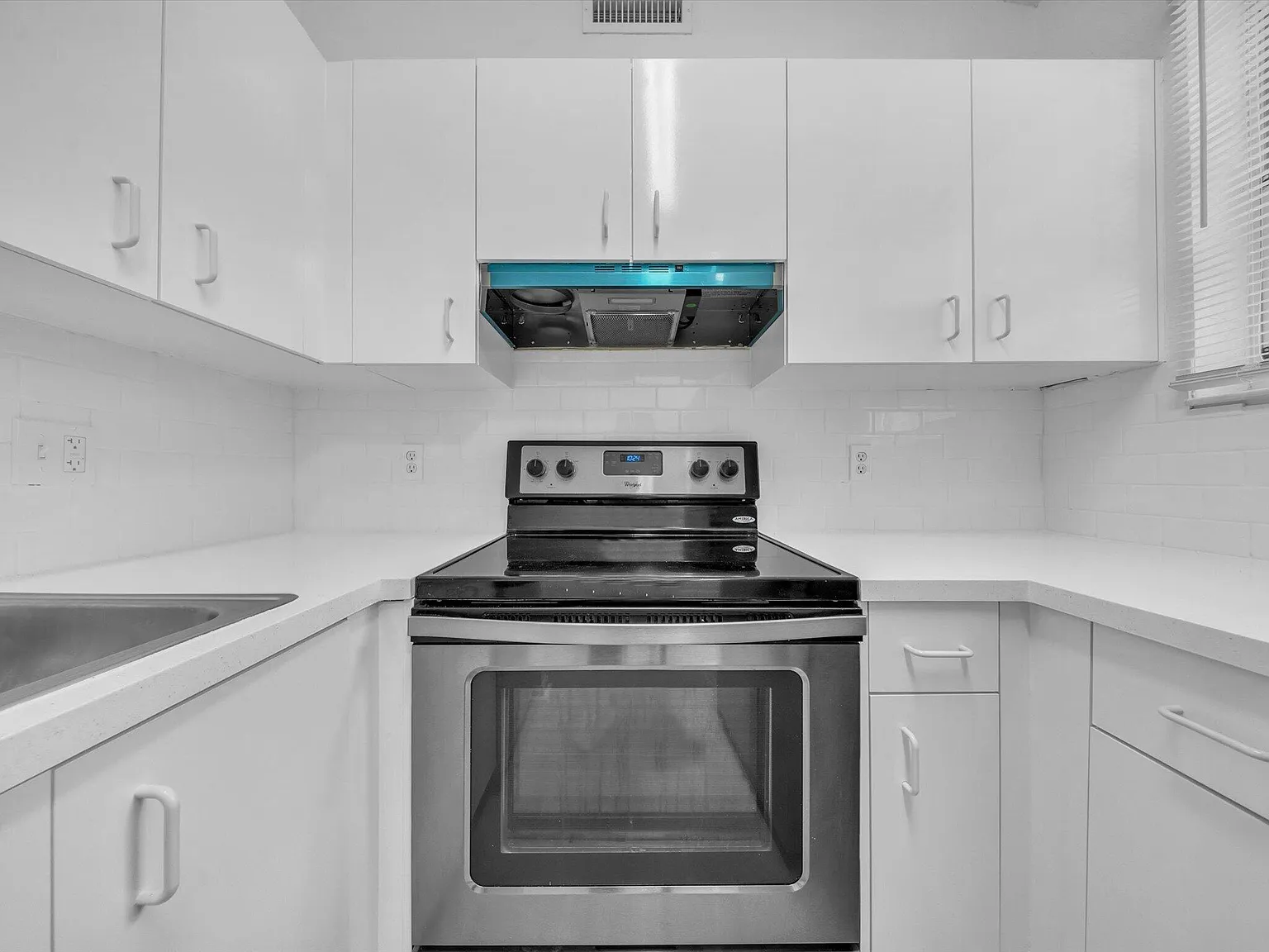 2 bed, 2.0 bath, 950 sqft, $2,399 — Photo 4