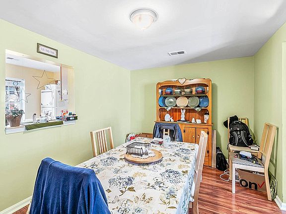 4th image of 208 Meadows Ln NE