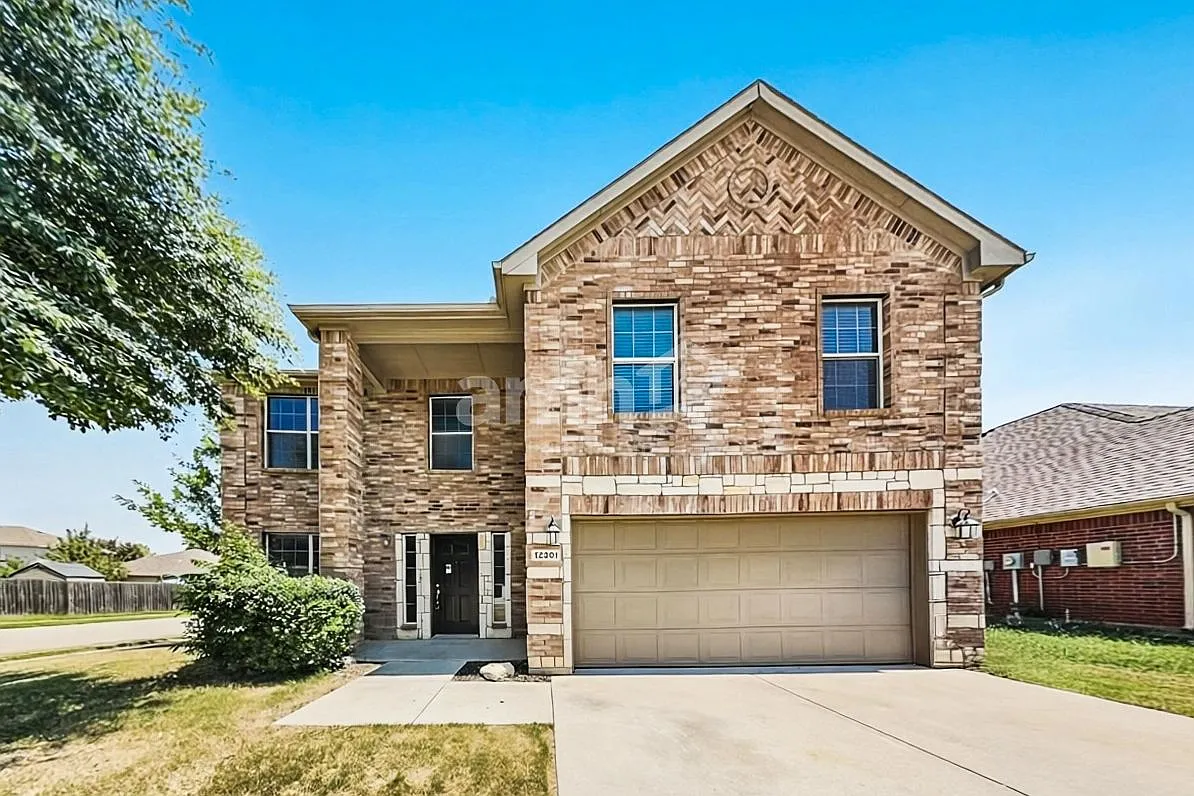 4 bed, 2.5 bath, 2422 sqft, $2,325 — Photo 1