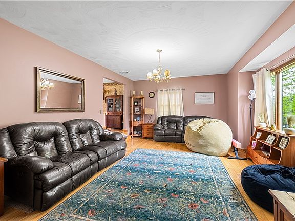 3rd image of 936 Ridgewood Rd