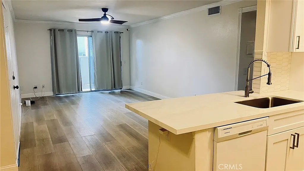 2 bed, 994 sqft, $2,200 — Photo 3