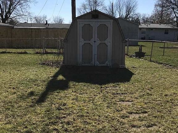 3rd image of 801 E Dunn Ave