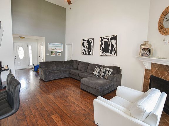 3rd image of 561 Falkland Cir