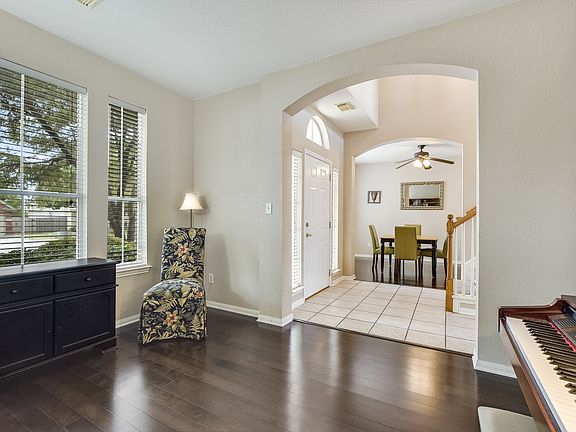 4th image of 704 Stevenage Dr