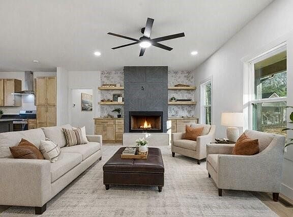 4th image of 322 Elmwood Cir