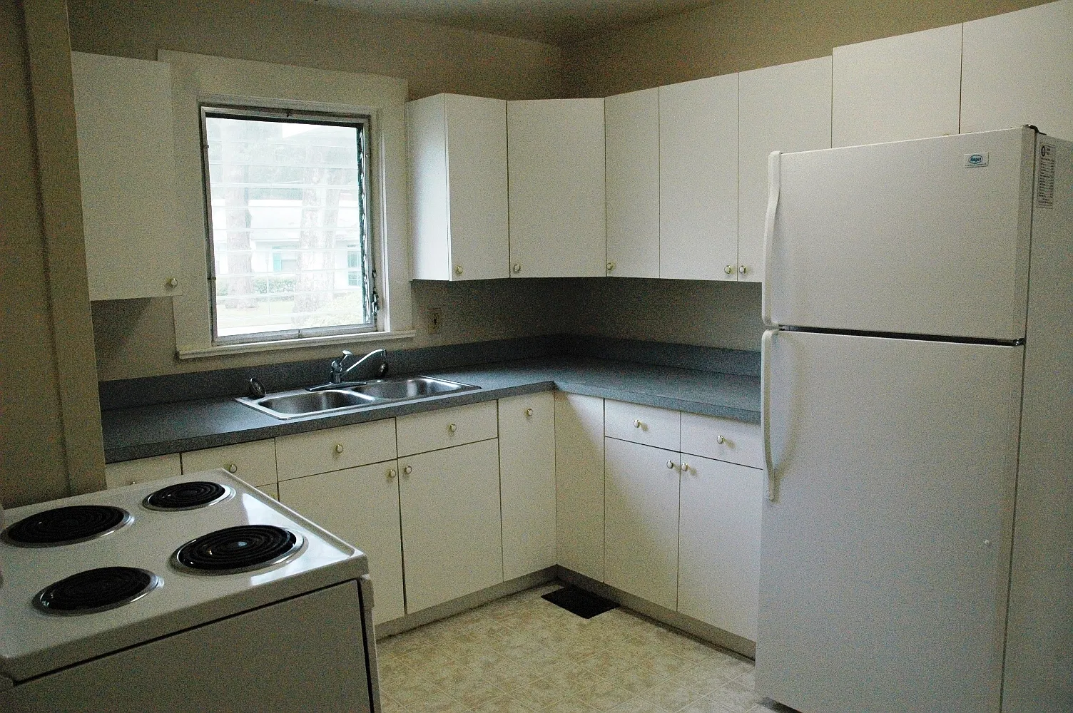 3 Bedroom, 2 Bathroom House (w/ Study) Blocks from UF — Photo 4
