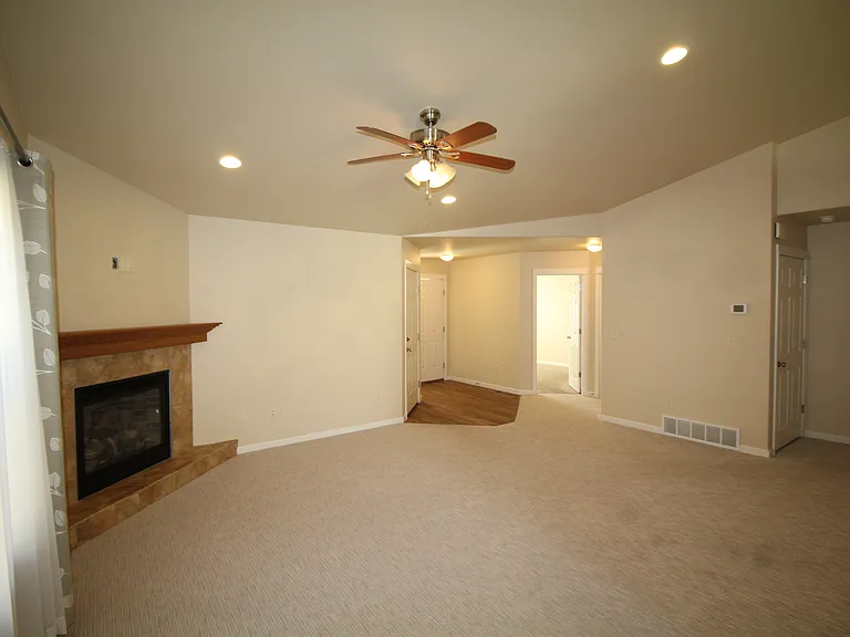 507 Roundhouse Dr — Photo 3