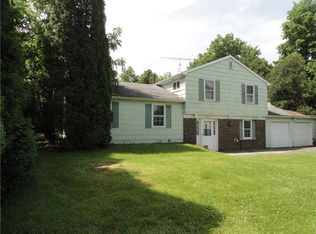 6077 Holly Ln, Farmington, NY 14425